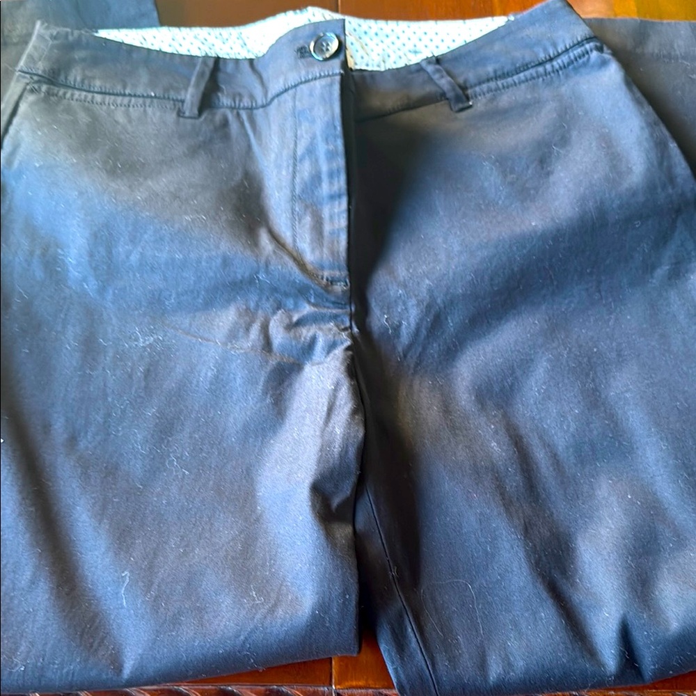 Talbots Perfect Crops Size 4 Button legs. Pockets. Navy. EUC